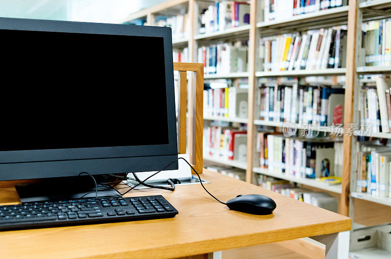 现代图书馆的电脑和书架