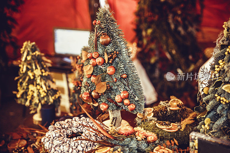 用干果装饰的小圣诞树，温暖和五彩缤纷的圣诞图片