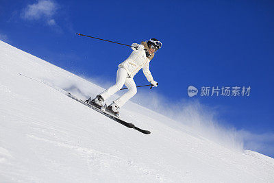 业余冬季运动高山滑雪。在阳光明媚的滑雪胜地滑雪的女子滑雪者。高山雪景。阿尔卑斯山，欧洲，意大利。