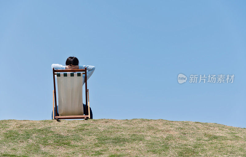 年轻女子躺在躺椅上