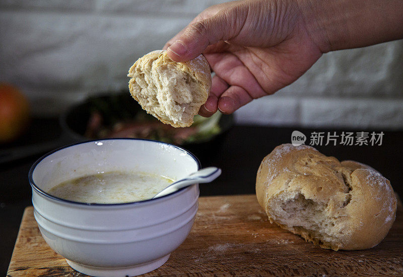 自制早餐:全麦面包和奶油汤