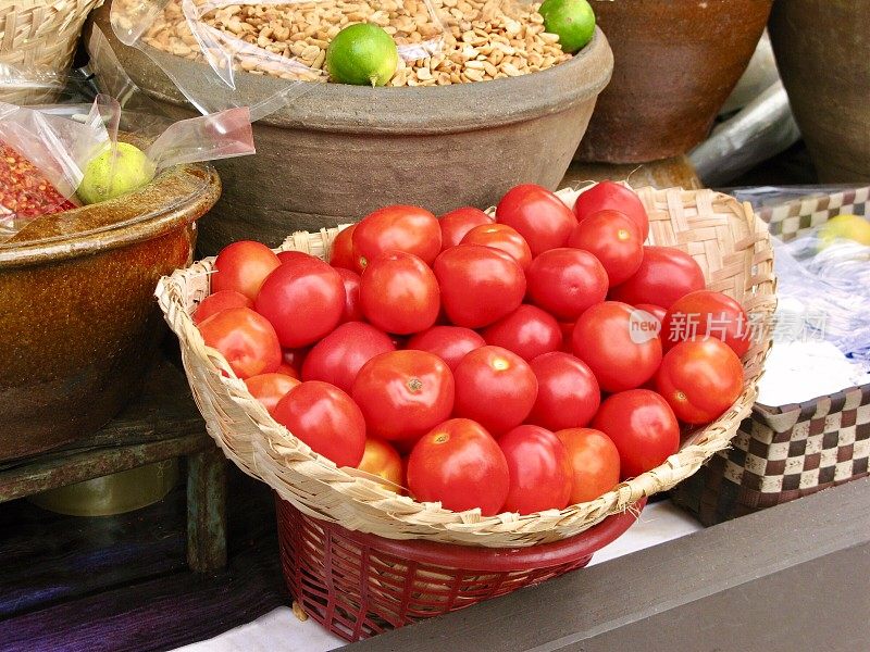成熟的红番茄在一个竹篮