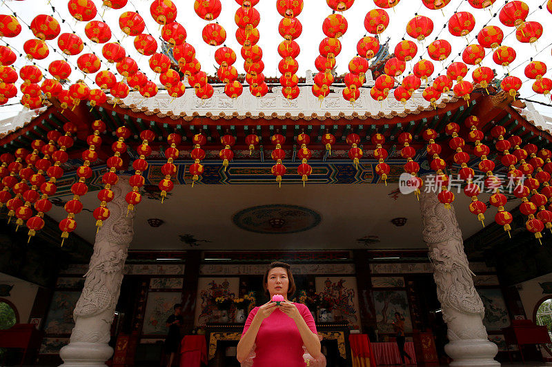 中国新年:在庙里祈福