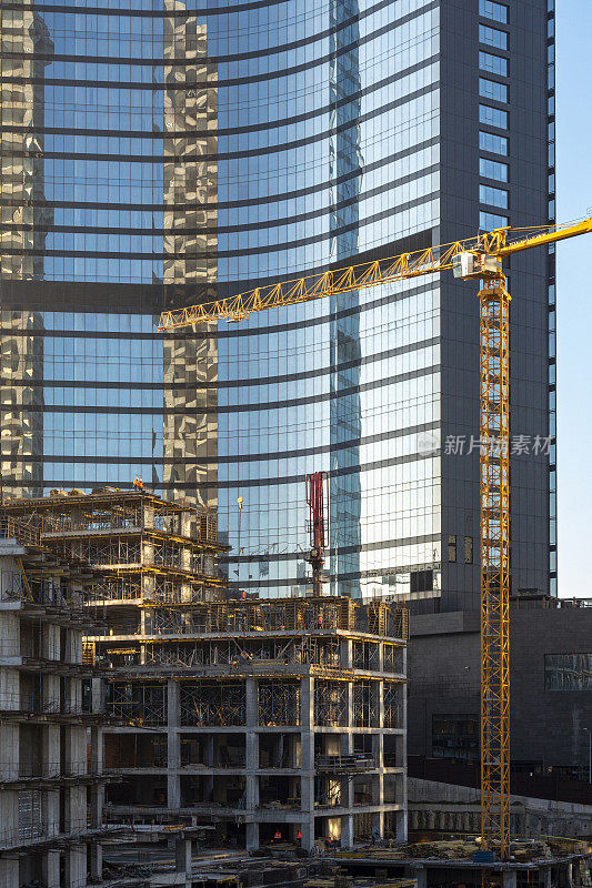 在建的高层建筑和起重机