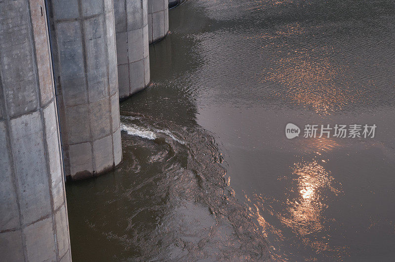 阳光兔，河流，水电站，建筑工地，排水管道。