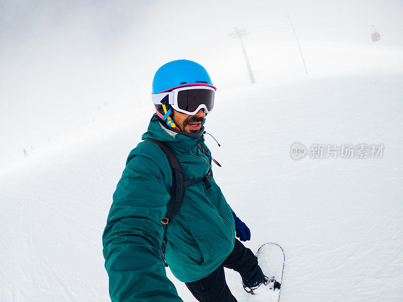 滑雪运动员在山上自拍