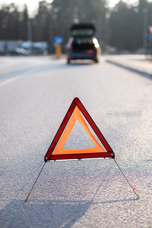 可折叠三角形警告设置在道路上