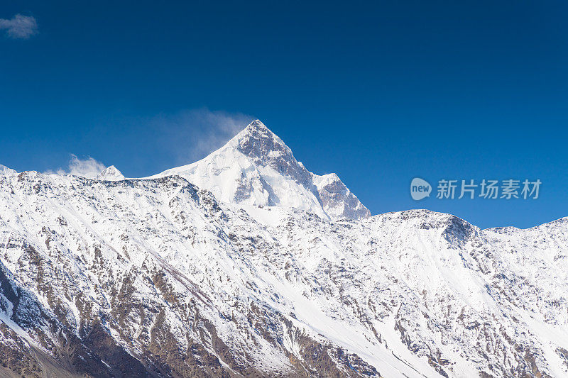 自然风景沿着喀喇昆仑山在罕萨山谷与樱花盛开的秋天巴基斯坦