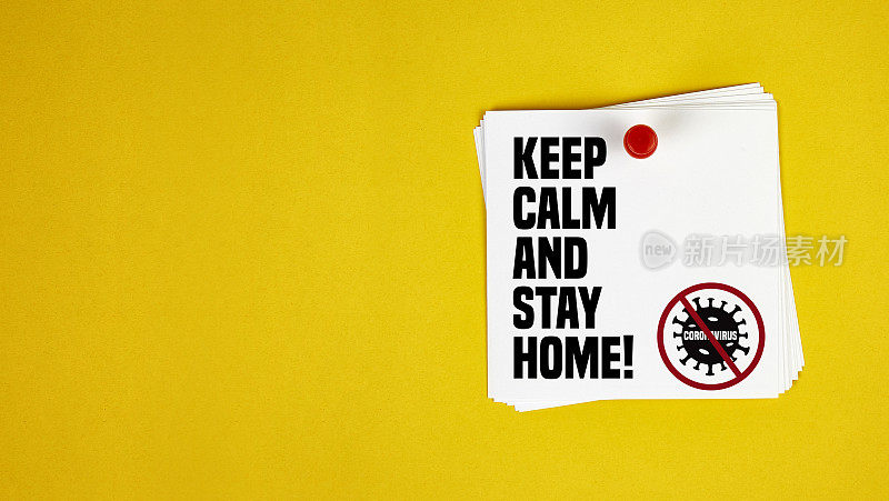 用便签纸写的“保持冷静，待在家里”，鼓励人们对抗冠状病毒