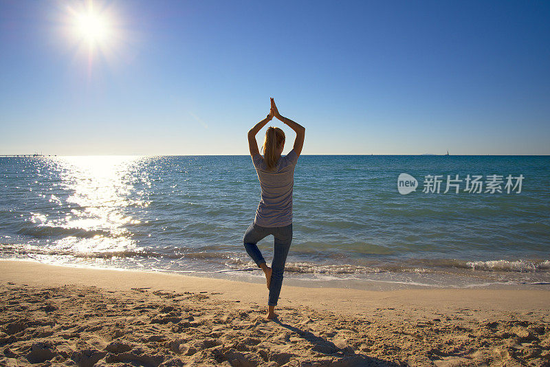 在海边做瑜伽的女人