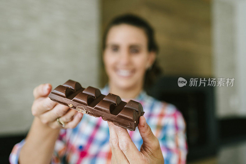 女士展示比利时巧克力棒