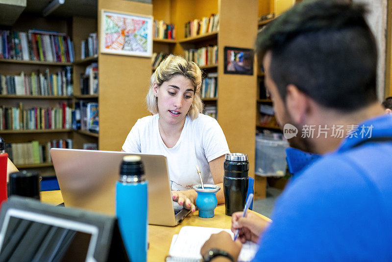 学生们一边学习一边喝酒