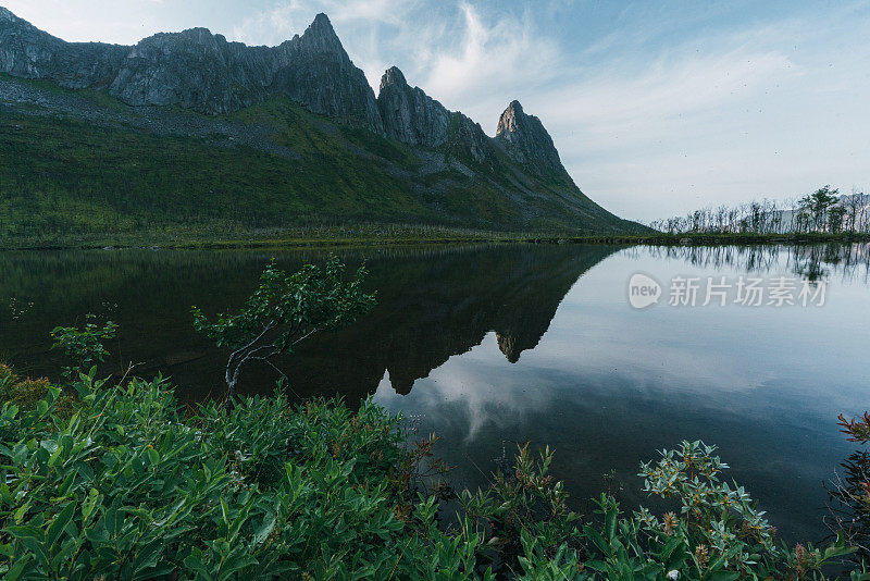 日落时的湖景