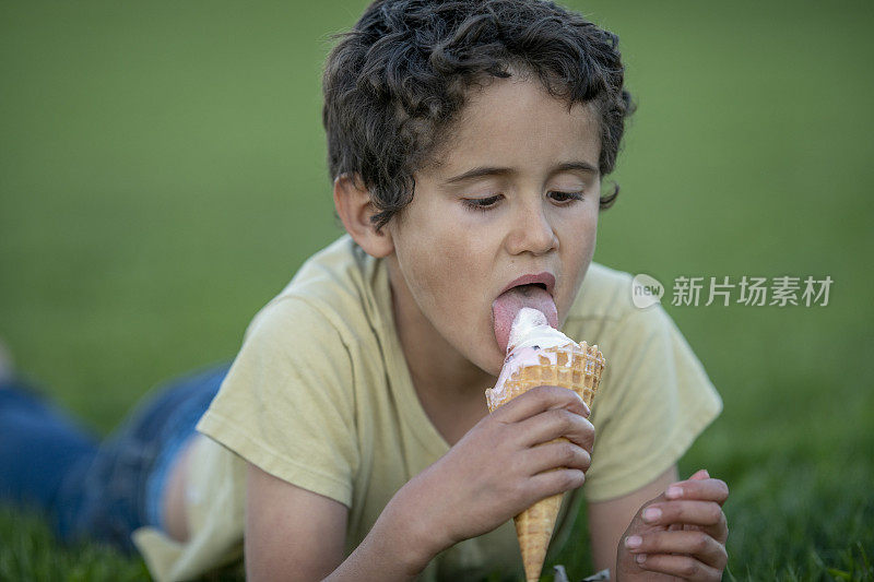 小孩子喜欢吃冰淇淋