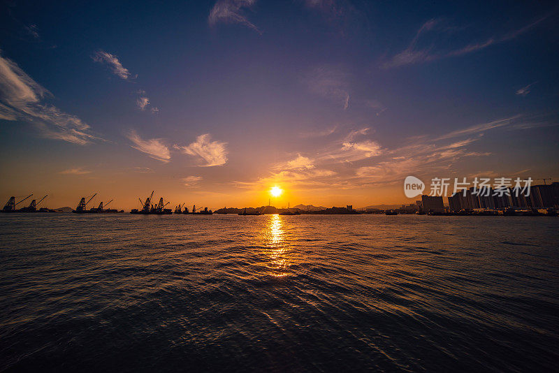 夕阳下的海港，香港