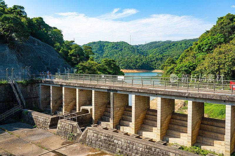 香港金山郊野公园内的水塘水坝