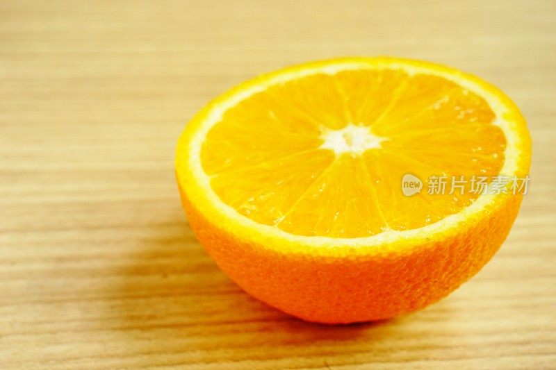 半个橘子在地上。