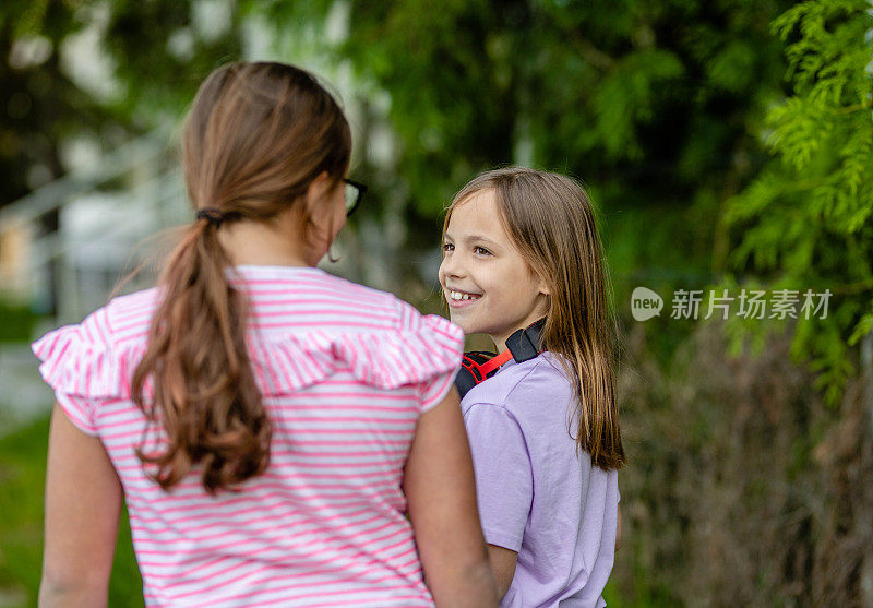 两个十几岁的女孩在公园里聊天