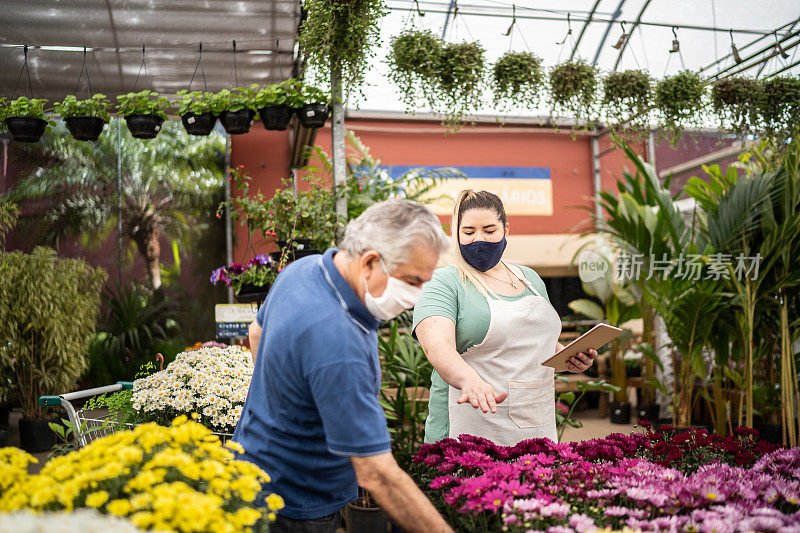 售货员在花园中心帮助客户买花