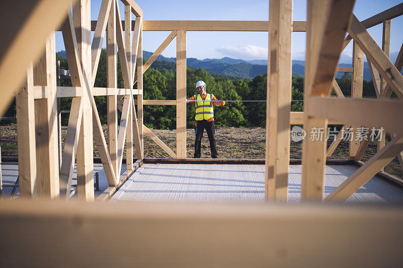 建造者在大自然中建造木屋。