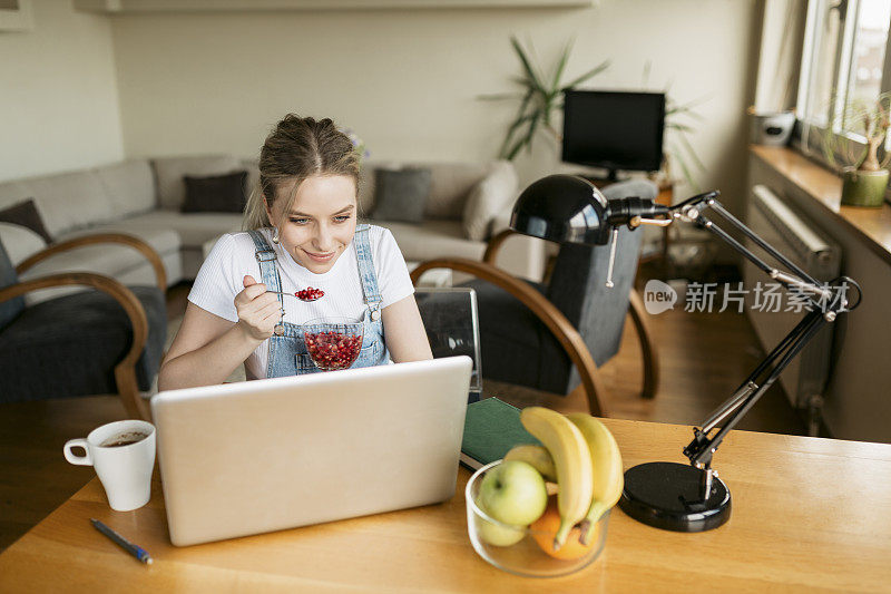 快乐的年轻女人正在休息