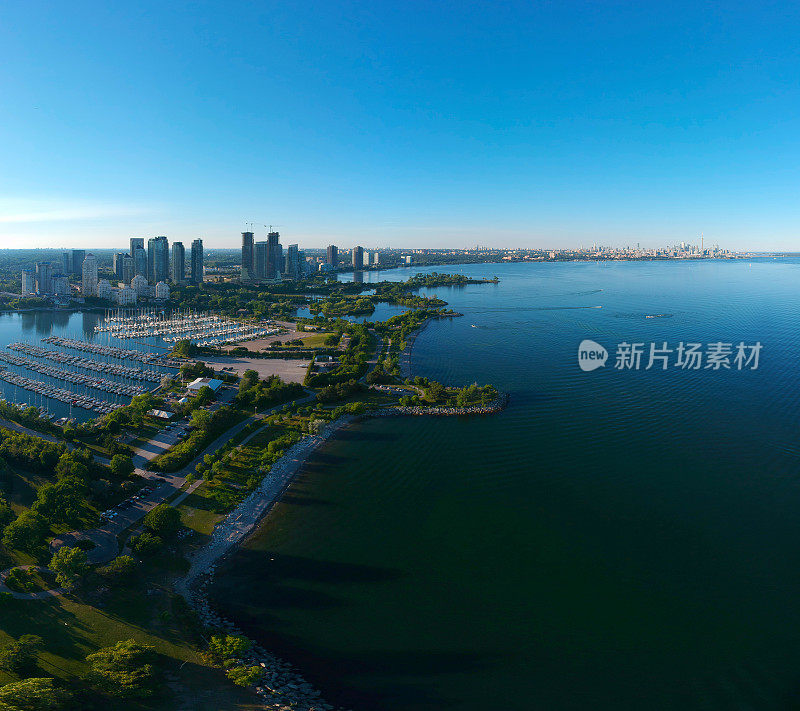 令人惊叹的北美全景亨伯湾海岸公园城市和绿色空间，天际线城市景观，游艇和船在湛蓝的安大略湖。加拿大安大略省的夏日日落，摩天大楼和蓝色的码头