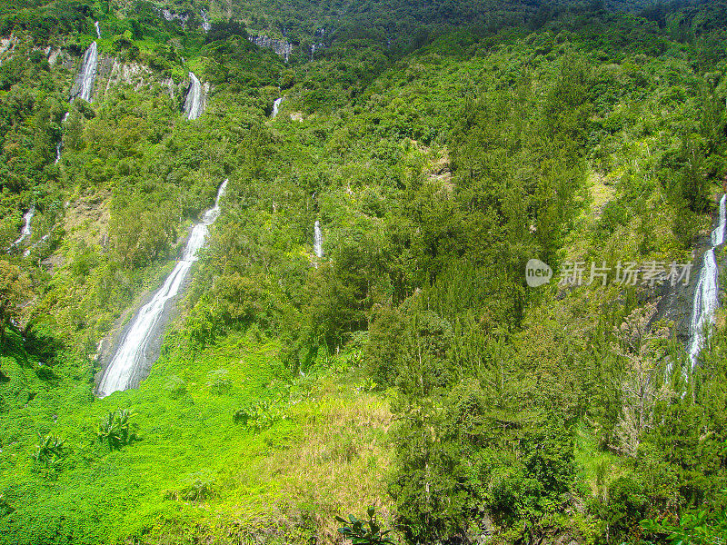 留尼旺岛的萨拉奇马戏团瀑布。