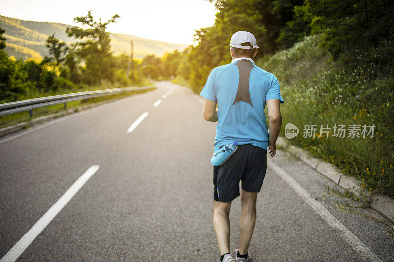 一个运动员在国家公园的街道上跑步进行锻炼-下午的体育活动