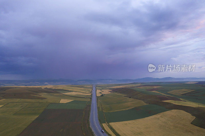 农地之间的乡村公路鸟瞰图