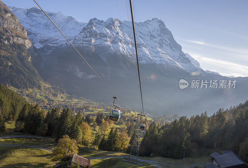 贡多拉驶出瑞士村庄的风景