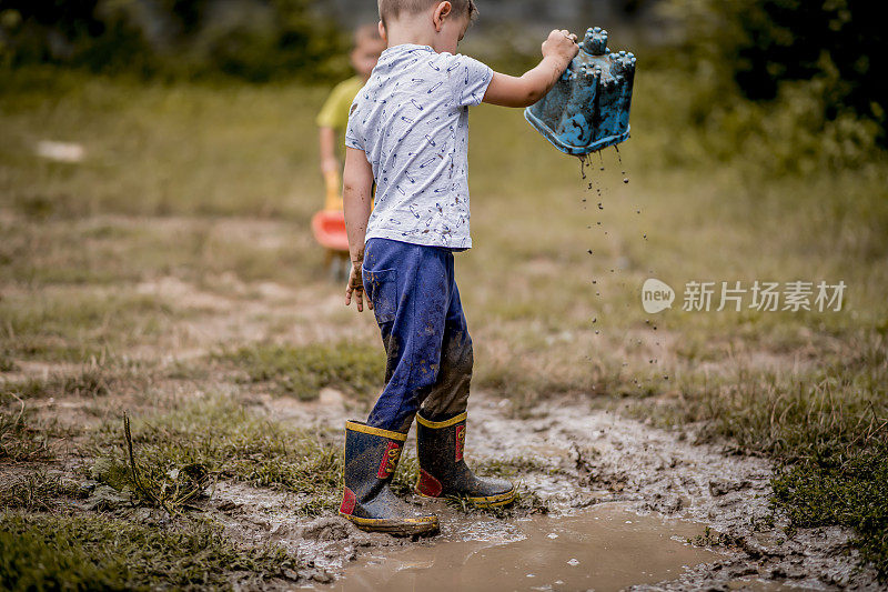 孩子们在泥里玩耍