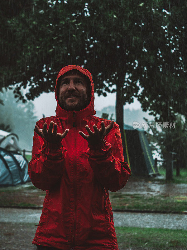 一幅男人在露营时被困在暴风雨中的肖像