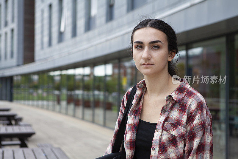 女大学生在校园里的肖像