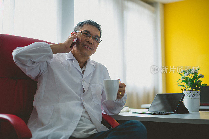 与亚洲男医生电话聊天