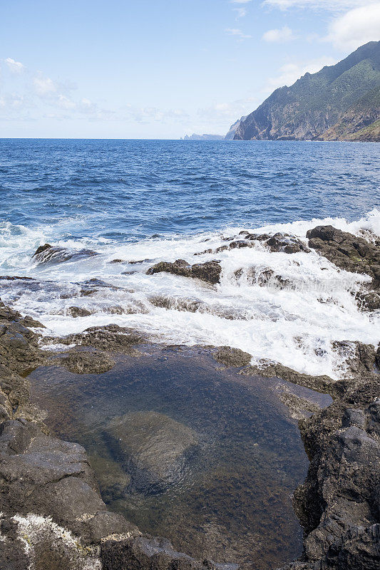 在马德拉岛的夏天海浪袭击了波尔图达克鲁兹海岸