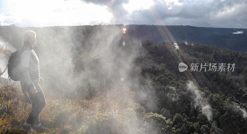 妇女探索环形山径，火山口Kīlauea