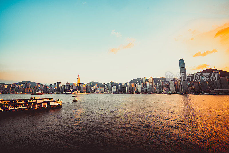 黄昏时分，从维多利亚港眺望香港的天际线和城市景观