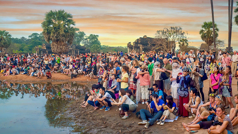 柬埔寨吴哥窟，一大群观众在等待太阳升起。
