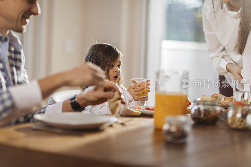 一家人吃健康早餐