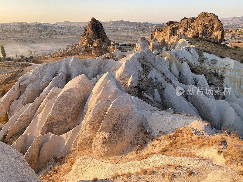 白色锯齿状的岩石在山谷在厄加普Göreme