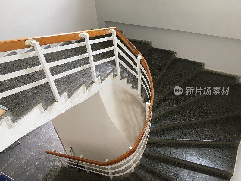 古老建筑的楼梯。