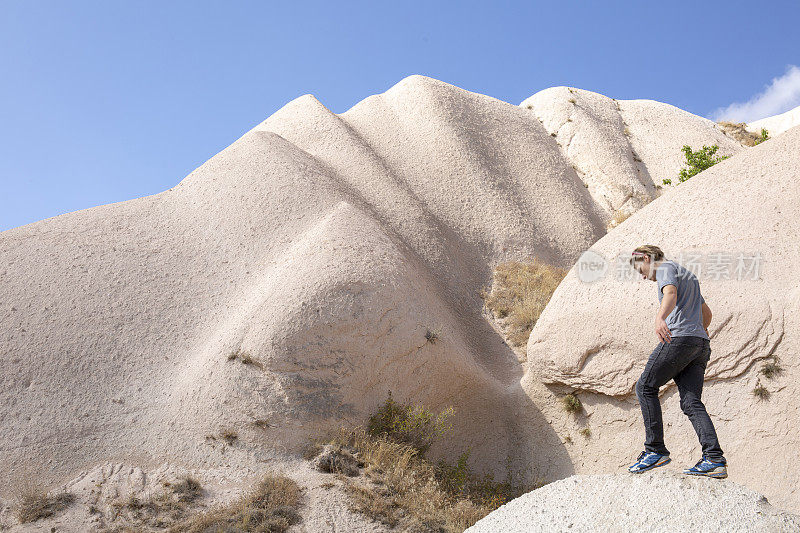年轻人早晨徒步穿越沙丘