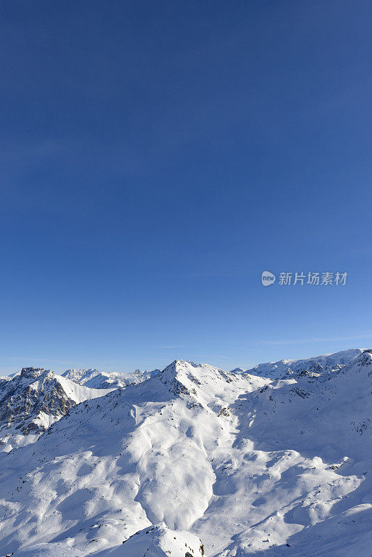 法国阿尔卑斯山的冬季全景在雪山高处