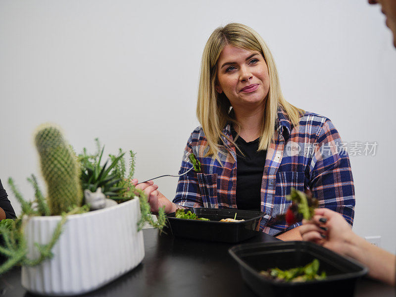 女人一起吃午餐