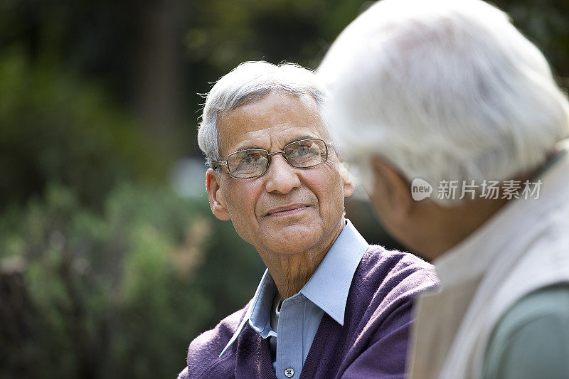 两个高层在公园长椅上讨论