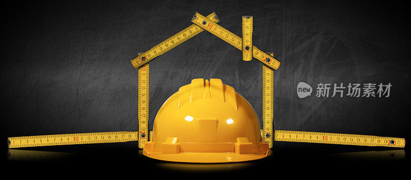 房子形状的折尺和黄色工作头盔
