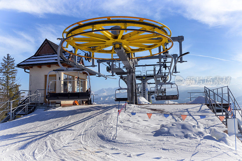 在波兰度假-空的滑雪缆车在Zakopane