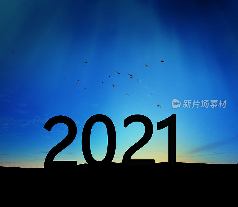 2021年，一个成功男人站在山上举手的剪影