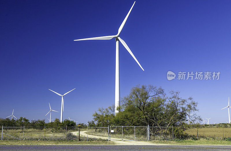 这是一个风力涡轮机农场整合到美国西部的一个普通农业农场