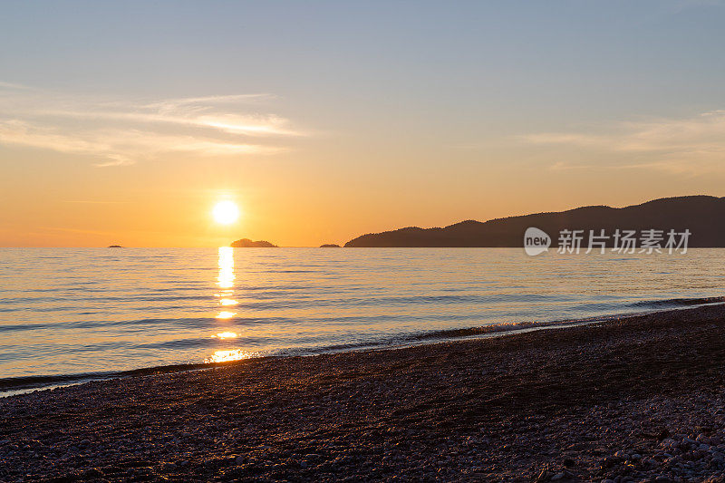 加拿大安大略省苏必利尔湖上的夏季日落